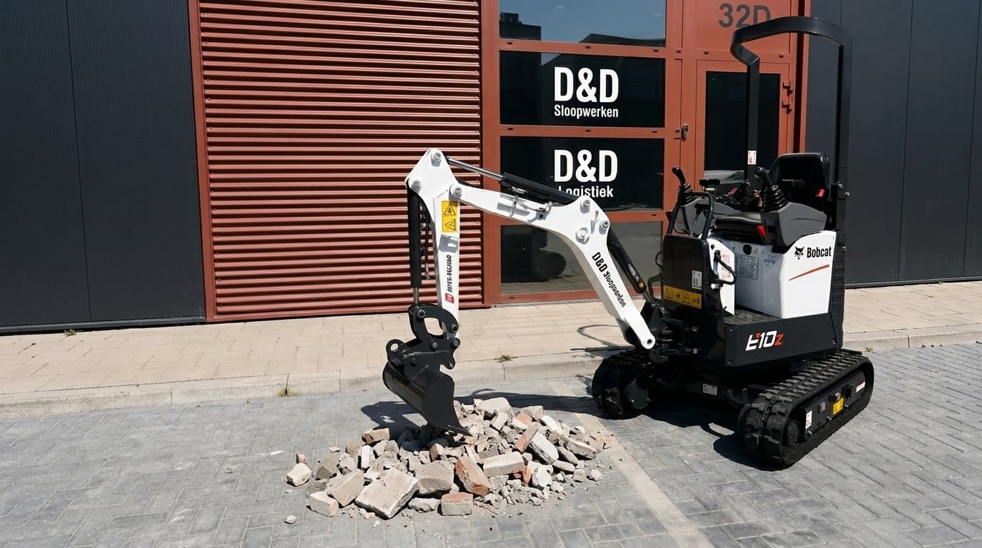 Minigraver van D&D Sloopwerken schept puin in Purmerend
