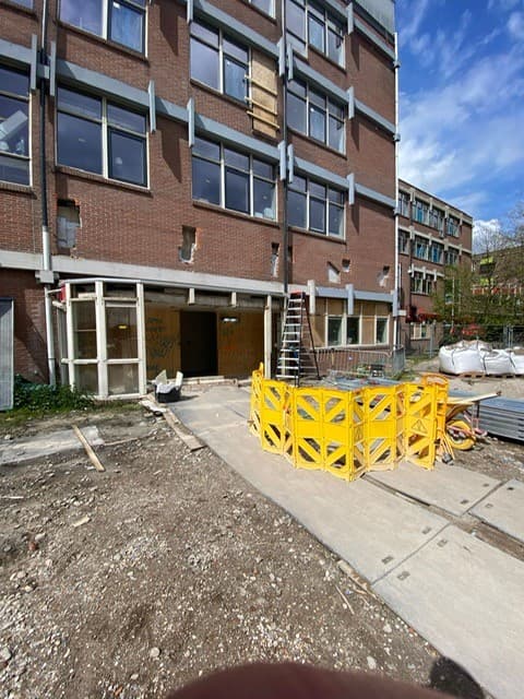 Renovatiesloop kantoorpand Amsterdam - buitenmuren verwijderen